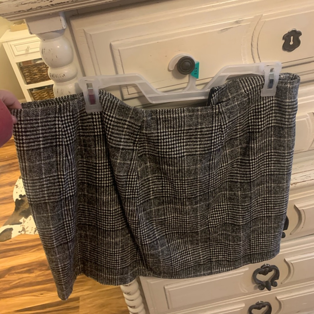 Grey/ black plaid skirt
